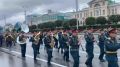 300 десантников прошли по центру Екатеринбурга Военнослужащие и ветераны ВДВ собрались на Плотинке, а затем торжественным шествием направились к мемориалу «Чёрный тюльпан», где состоялся митинг