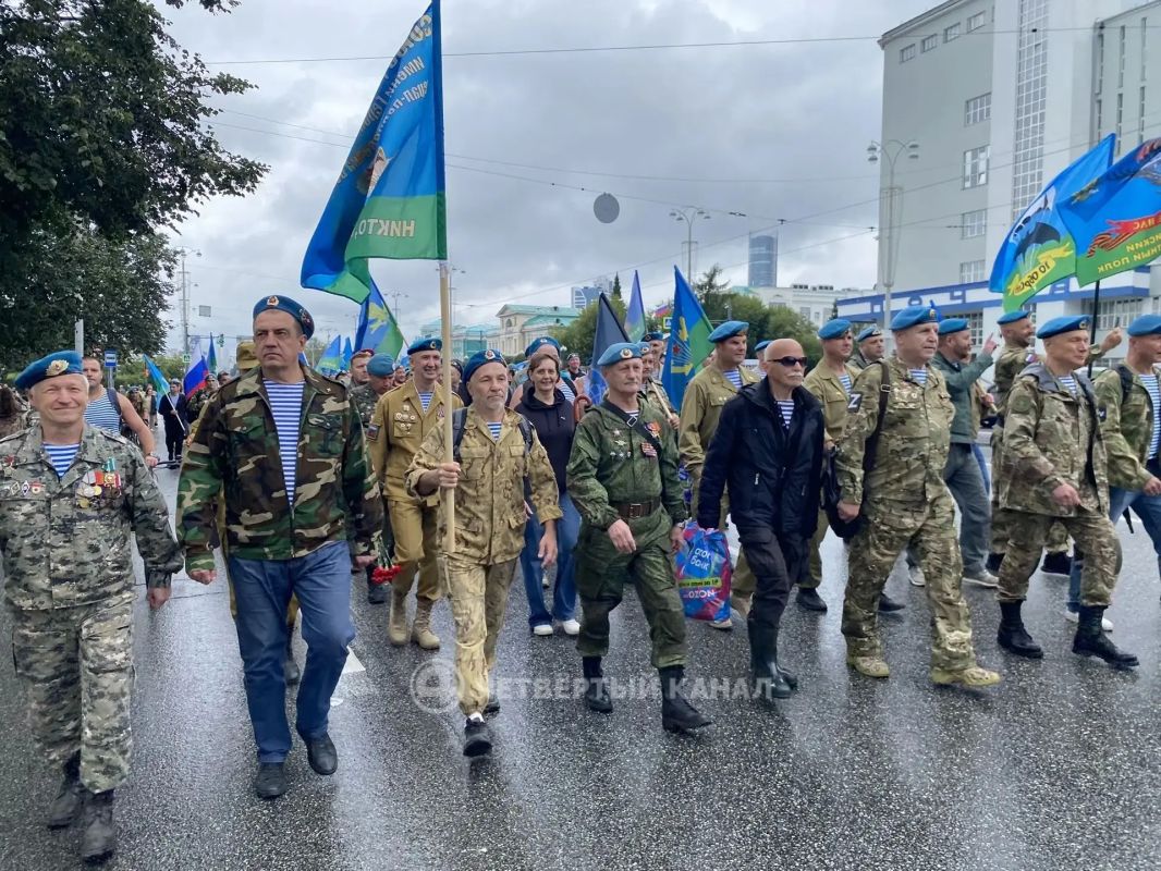 300 десантников прошли по центру Екатеринбурга Военнослужащие и ветераны ВДВ собрались на Плотинке, а затем торжественным шествием направились к мемориалу «Чёрный тюльпан», где состоялся митинг 300 десантников прошли по центру Екатеринбурга Военнослужащие и ветераны ВДВ собрались на Плотинке, а затем торжественным шествием направились к мемориалу «Чёрный тюльпан», где состоялся митинг