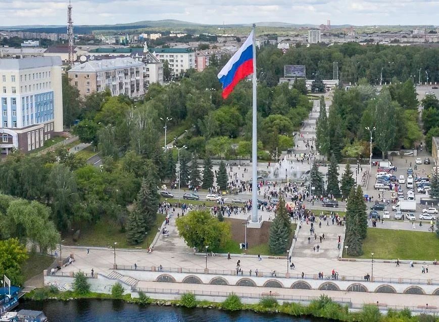 Самый высокий на Урале флагшток с триколором могут объявить вне закона