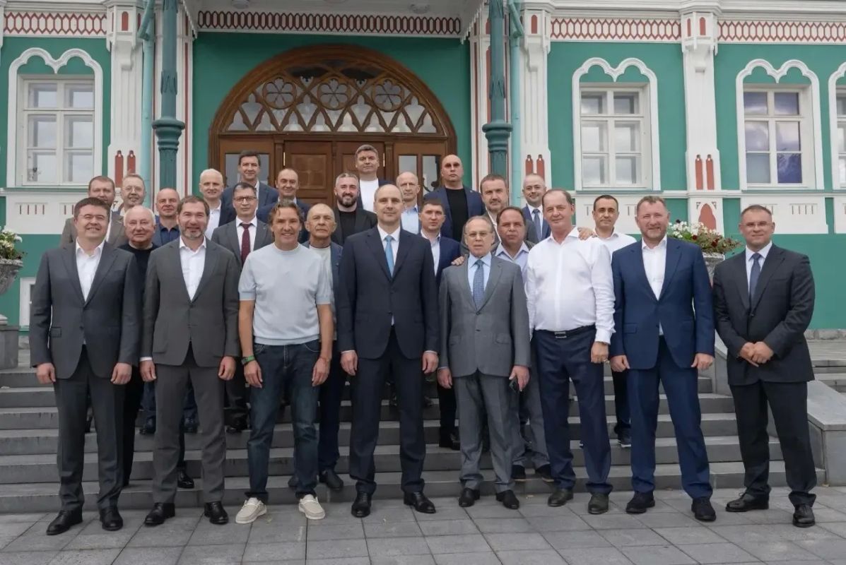 Губернатор Денис Паслер после собрания попечительского совета поставил задачу перед футбольным клубом «Урал» — выйти в Премьер-лигу