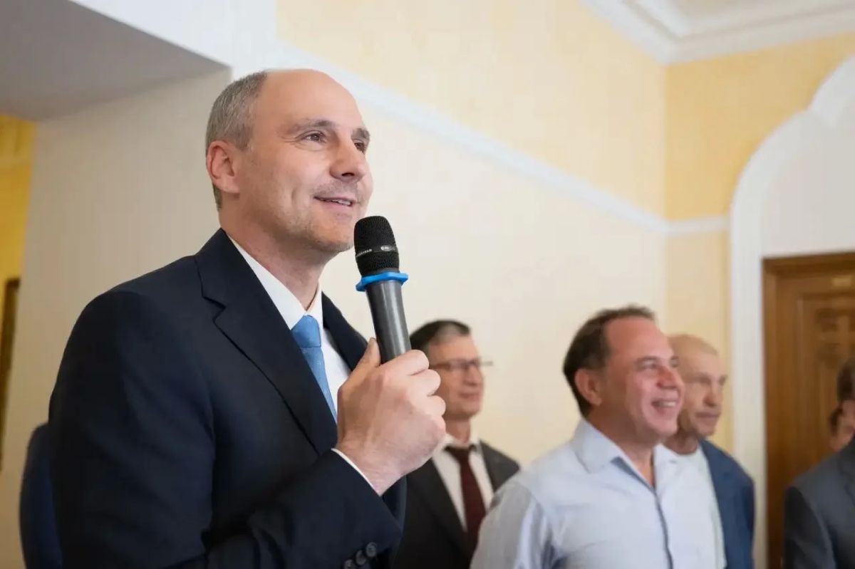 Губернатор Денис Паслер после собрания попечительского совета поставил задачу перед футбольным клубом «Урал» — выйти в Премьер-лигу Губернатор Денис Паслер после собрания попечительского совета поставил задачу перед футбольным клубом «Урал» — выйти в Премьер-лигу