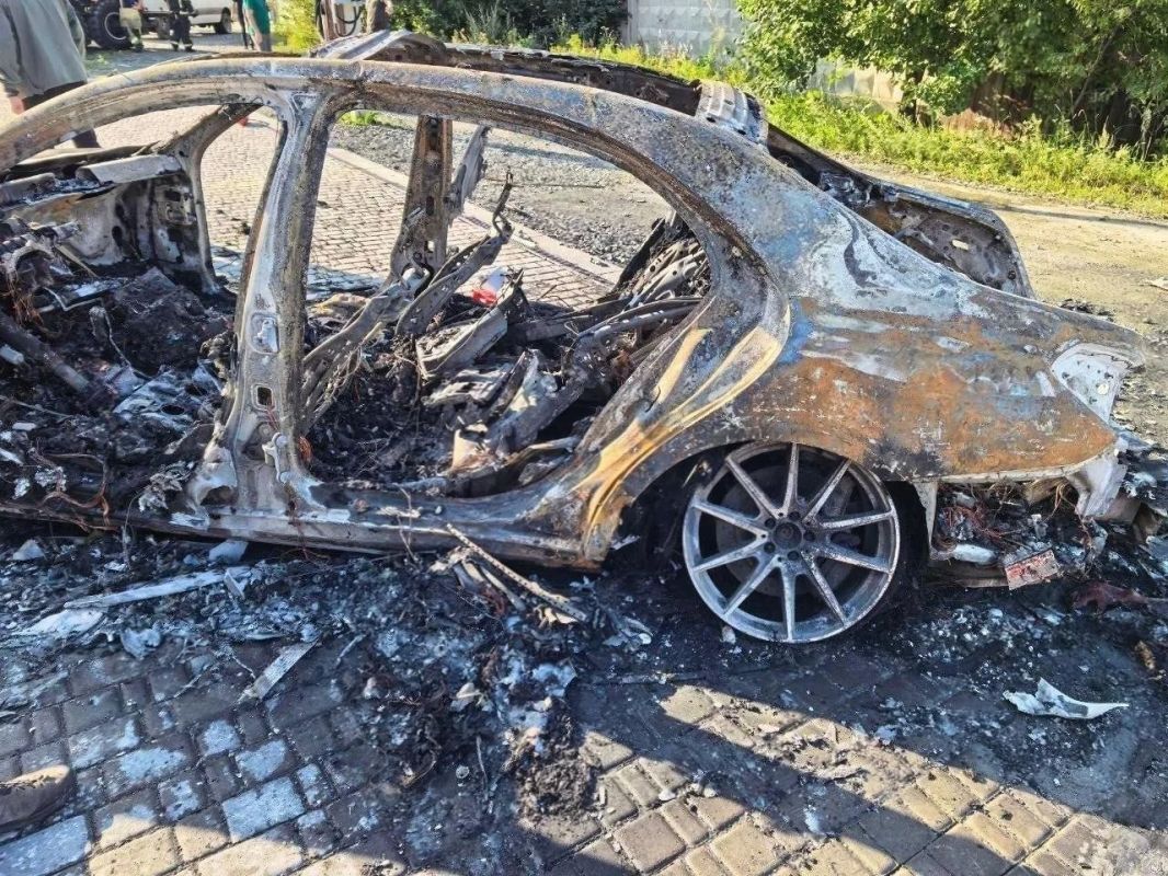 Захар Прилепин: Автора тг-канала «Повёрнутые на войне» и разработчика дрона "Упырь" Владимира Ткачука подорвали в его Mercedes-Benz под Екатеринбургом — сработало взрывное устройство, заложенное под автомобиль Захар Прилепин: Автора тг-канала «Повёрнутые на войне» и разработчика дрона "Упырь" Владимира Ткачука подорвали в его Mercedes-Benz под Екатеринбургом — сработало взрывное устройство, заложенное под автомобиль