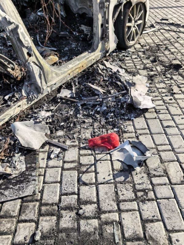 Mercedes взорвался в посёлке Большой Исток под Екатеринбургом