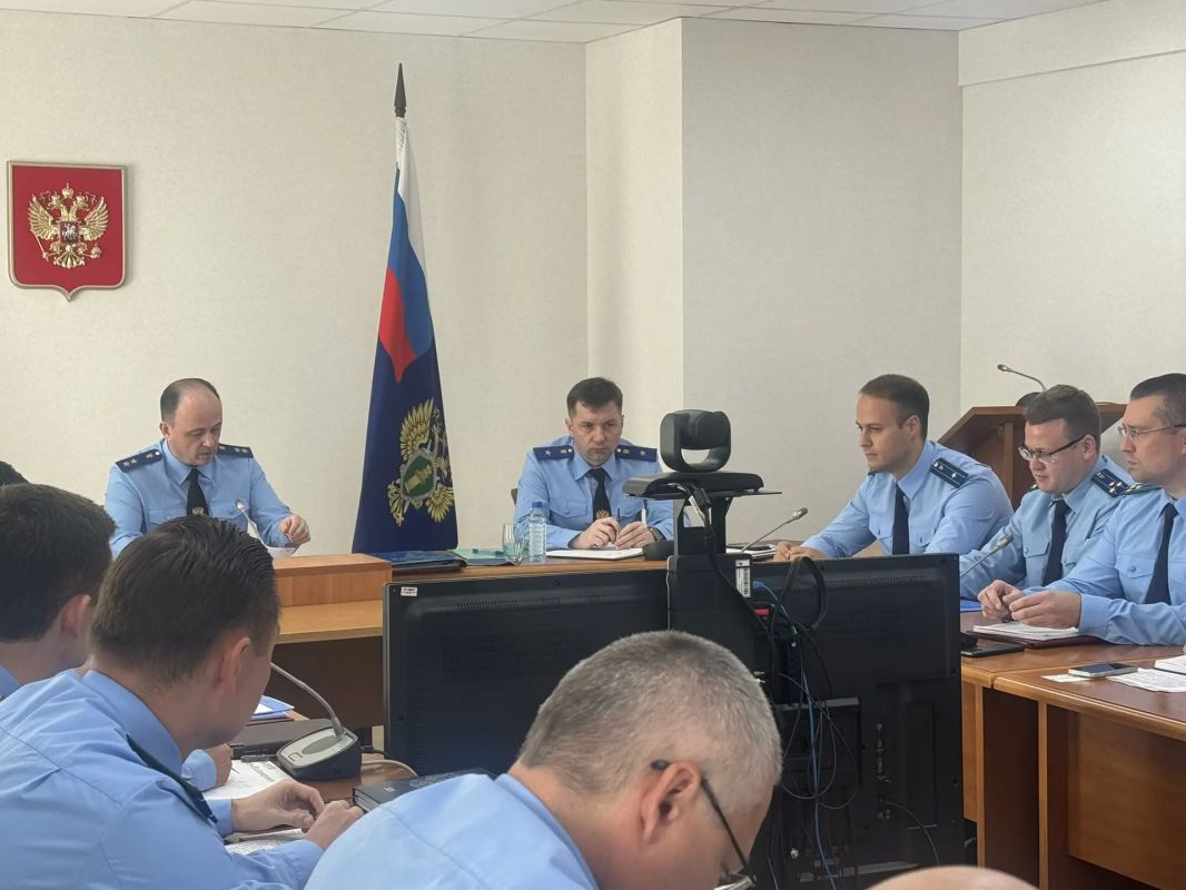 В прокуратуре Свердловской области под председательством руководителя надзорного ведомства региона Бориса Крылова состоялось заседание коллегии, на котором были подведены итоги работы в 1 полугодие 2026 года и определены... В прокуратуре Свердловской области под председательством руководителя надзорного ведомства региона Бориса Крылова состоялось заседание коллегии, на котором были подведены итоги работы в 1 полугодие 2026 года и определены...