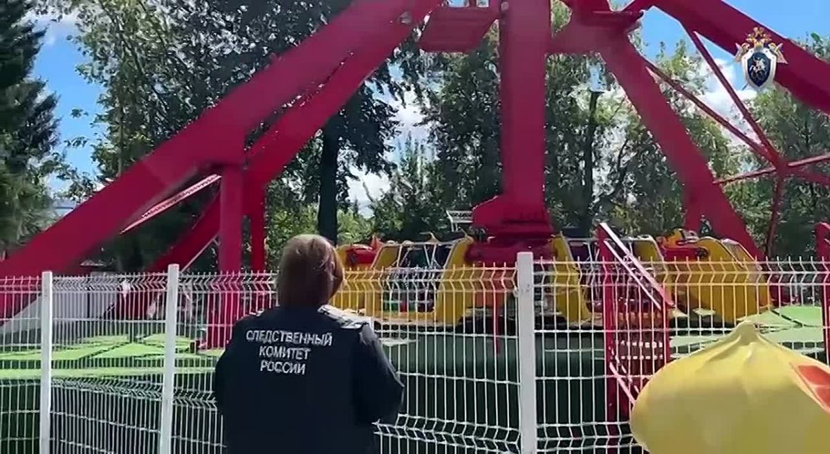 Девушка выпала из аттракциона "Торнадо" в Тюмени