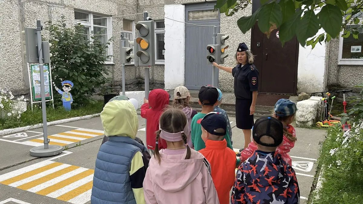 Автоинспекторы Свердловской области отрабатывают с юными пешеходами навыки безопасного перехода проезжей части при использовании зонта Автоинспекторы Свердловской области отрабатывают с юными пешеходами навыки безопасного перехода проезжей части при использовании зонта