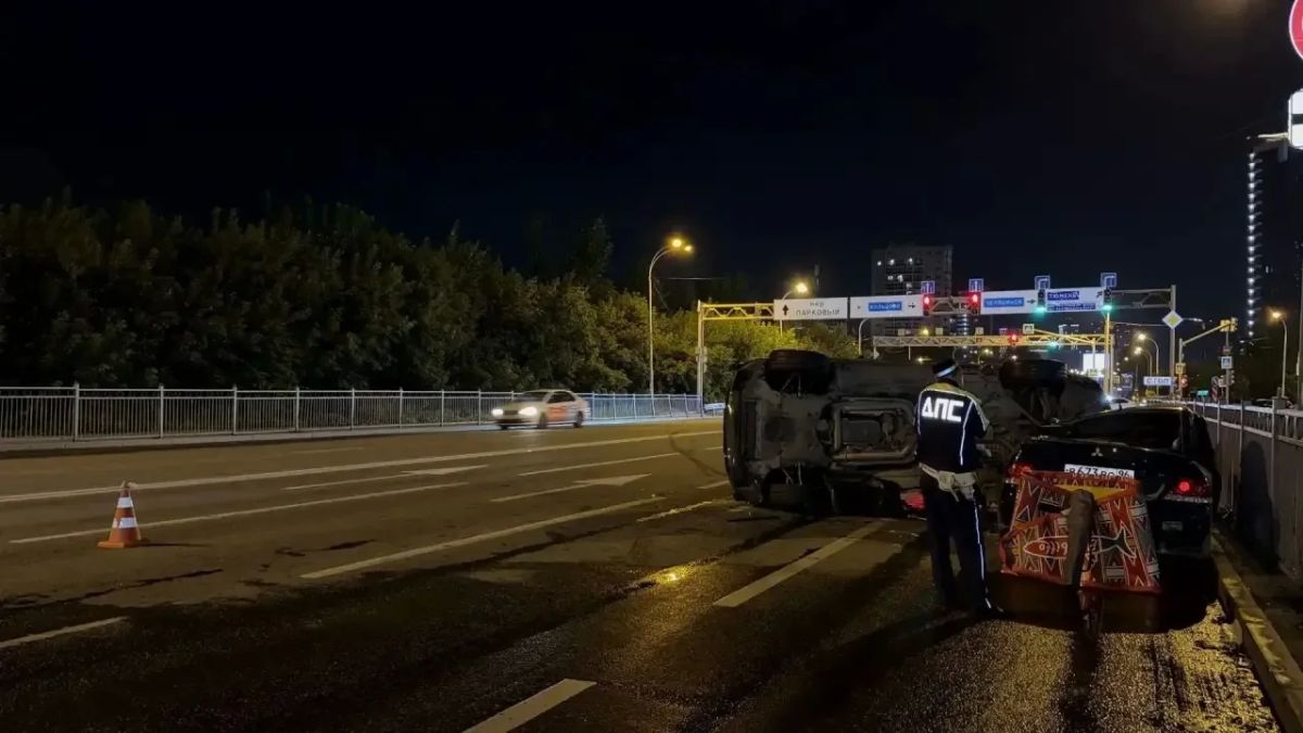 Три автомобиля столкнулись ночью в Екатеринбурге: пострадали дети Три автомобиля столкнулись ночью в Екатеринбурге: пострадали дети