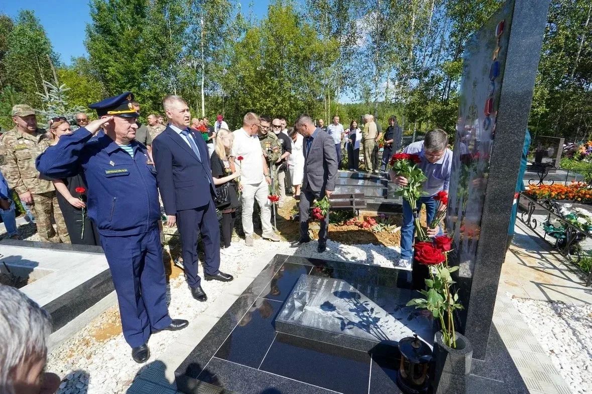 В Берёзовском открыли памятник Герою России В Берёзовском открыли памятник Герою России