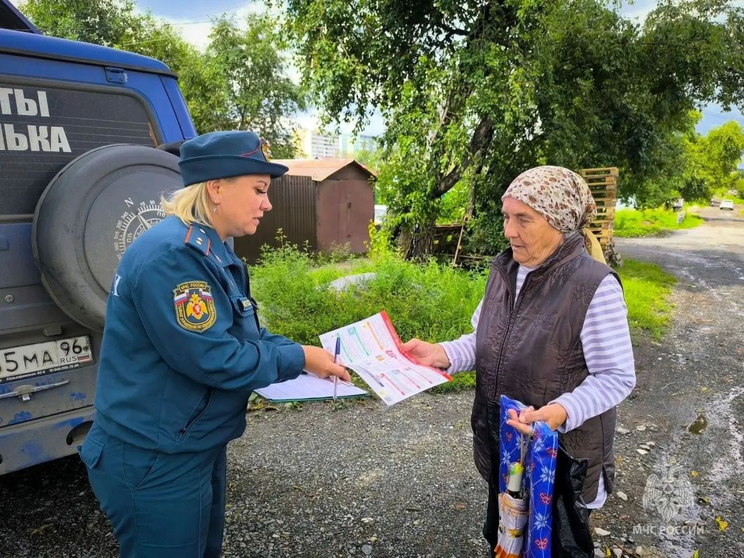 От памятки до спасения: профилактическая работа огнеборцев в Свердловской области От памятки до спасения: профилактическая работа огнеборцев в Свердловской области
