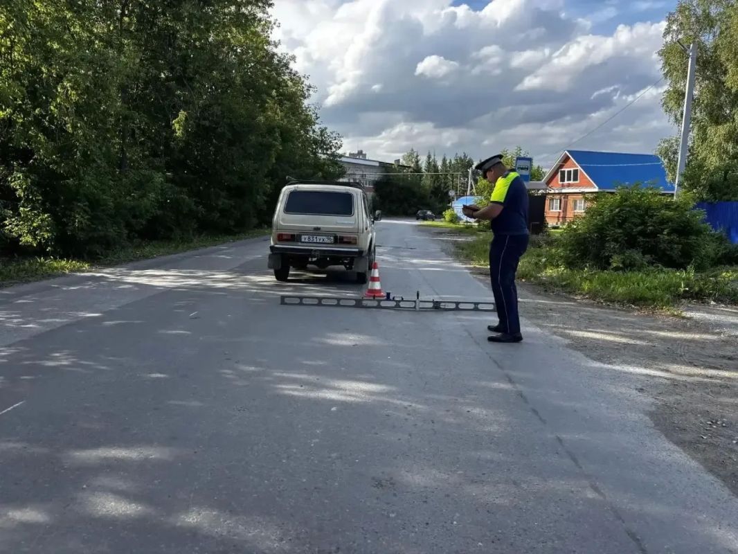 В Красноуфимске машина сбила пятилетнего мальчика, который играл в мяч у дороги