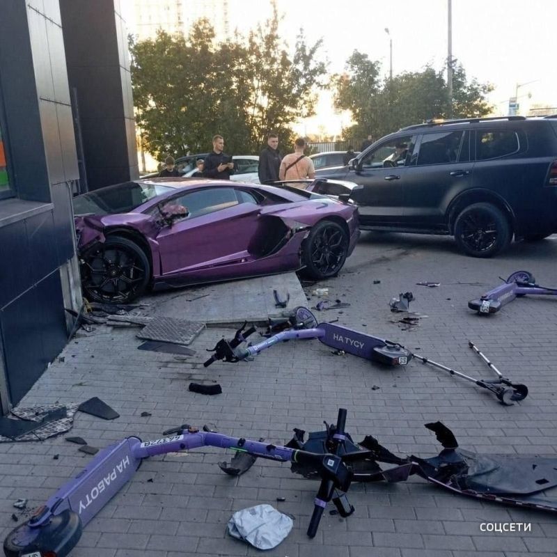 Сиреневый Lamborghini "влетел" в жилой дом в Екатеринбурге Сиреневый Lamborghini "влетел" в жилой дом в Екатеринбурге