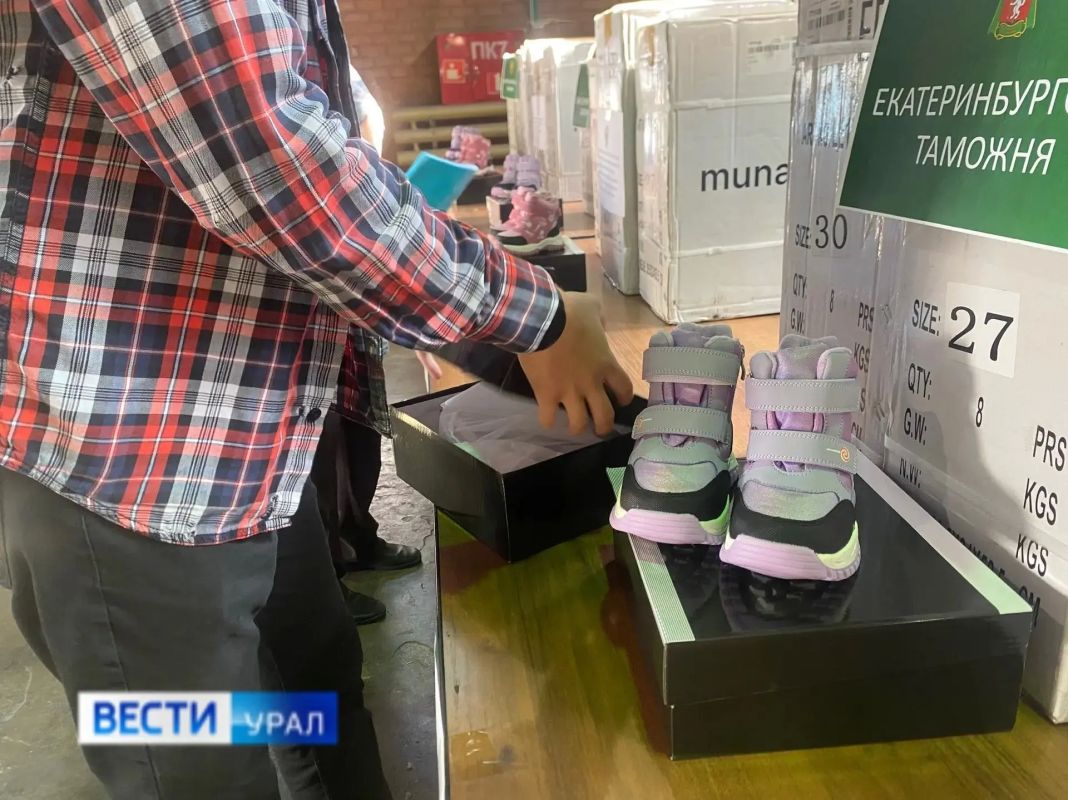 Более двух тысяч пар детской обуви, конфискованной ранее по решению суда, сотрудники таможни передали в пять социальных центров Екатеринбурга Более двух тысяч пар детской обуви, конфискованной ранее по решению суда, сотрудники таможни передали в пять социальных центров Екатеринбурга