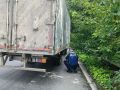 Сотрудники Госавтоинспекции устанавливают обстоятельства смертельного наезда грузового автомобиля на пешехода в Екатеринбурге