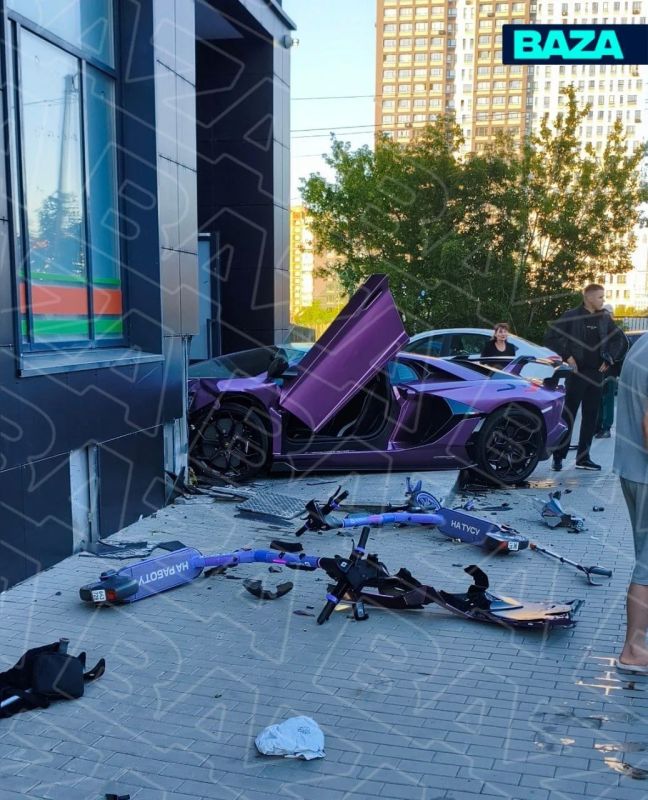 В Екатеринбурге Lamborghini влетел в дом и разбился вдребезги