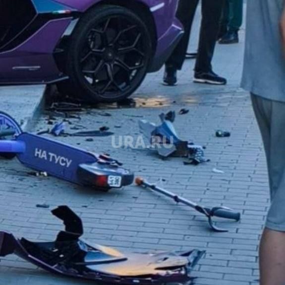 Сын уральского миллиардера влетел в стену магазина на фиолетовом Lamborghini в Екатеринбурге Сын уральского миллиардера влетел в стену магазина на фиолетовом Lamborghini в Екатеринбурге