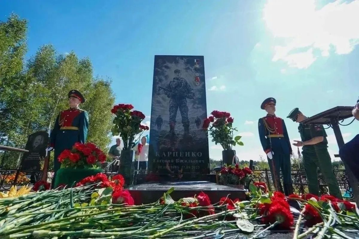В Берёзовском открыли памятник Герою России Евгению Карпенко В Берёзовском открыли памятник Герою России Евгению Карпенко