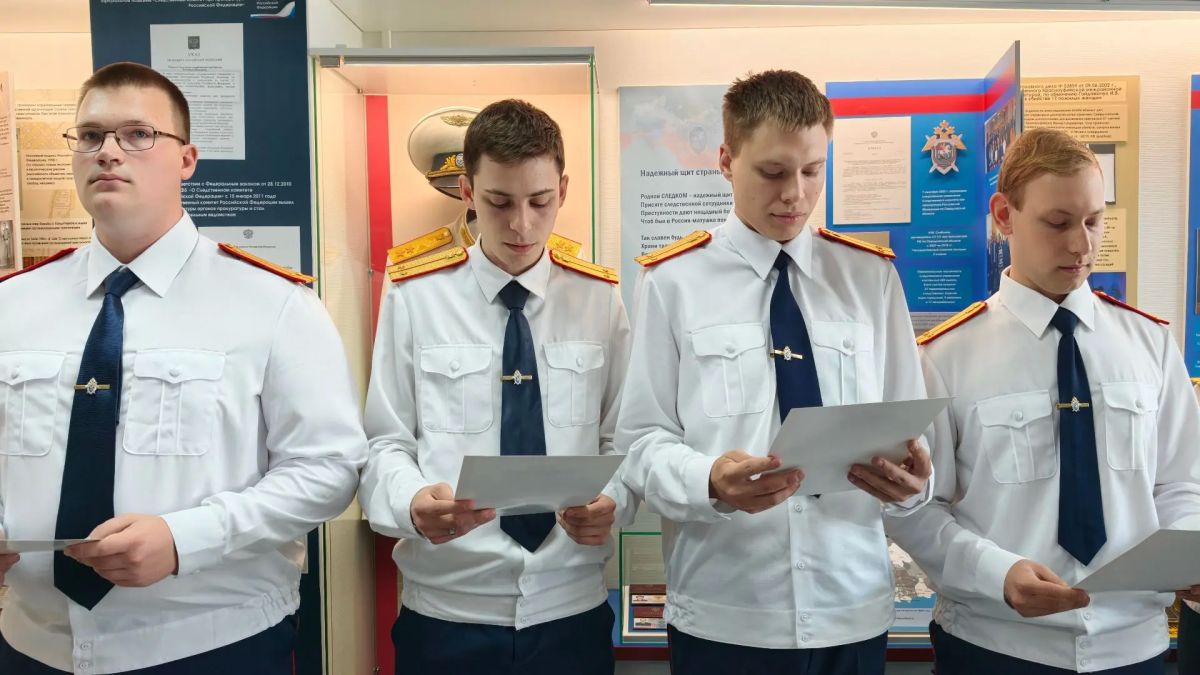 В Екатеринбурге состоялось торжественное принятие Присяги сотрудника Следственного комитета Российской Федерации В Екатеринбурге состоялось торжественное принятие Присяги сотрудника Следственного комитета Российской Федерации