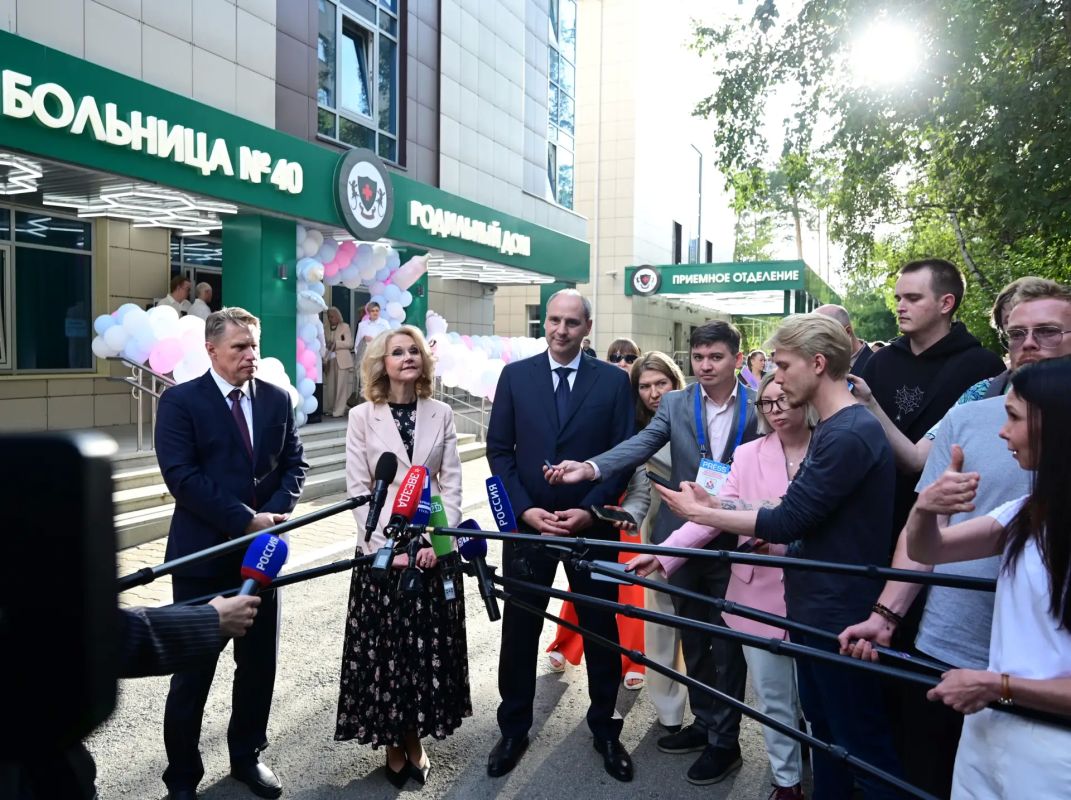 Татьяна Голикова и Михаил Мурашко вместе с Денисом Паслером оценили результаты системной модернизации Городской клинической больницы № 40 в Екатеринбурге Татьяна Голикова и Михаил Мурашко вместе с Денисом Паслером оценили результаты системной модернизации Городской клинической больницы № 40 в Екатеринбурге