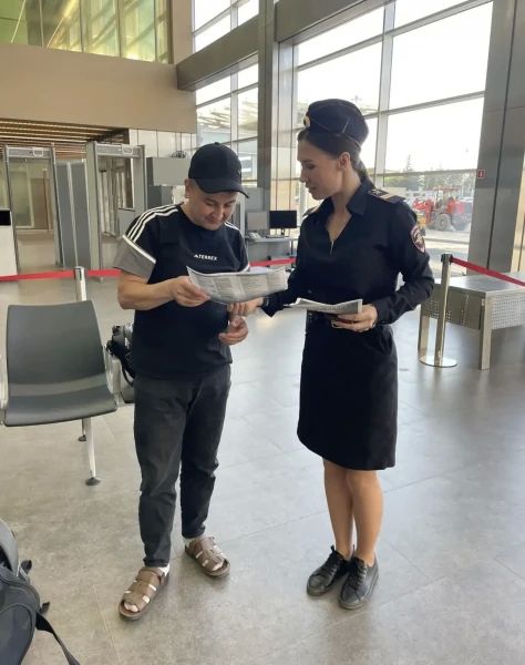 В Екатеринбурге транспортные полицейские аэропорта Кольцово провели профилактические беседы с иностранными гражданами В Екатеринбурге транспортные полицейские аэропорта Кольцово провели профилактические беседы с иностранными гражданами