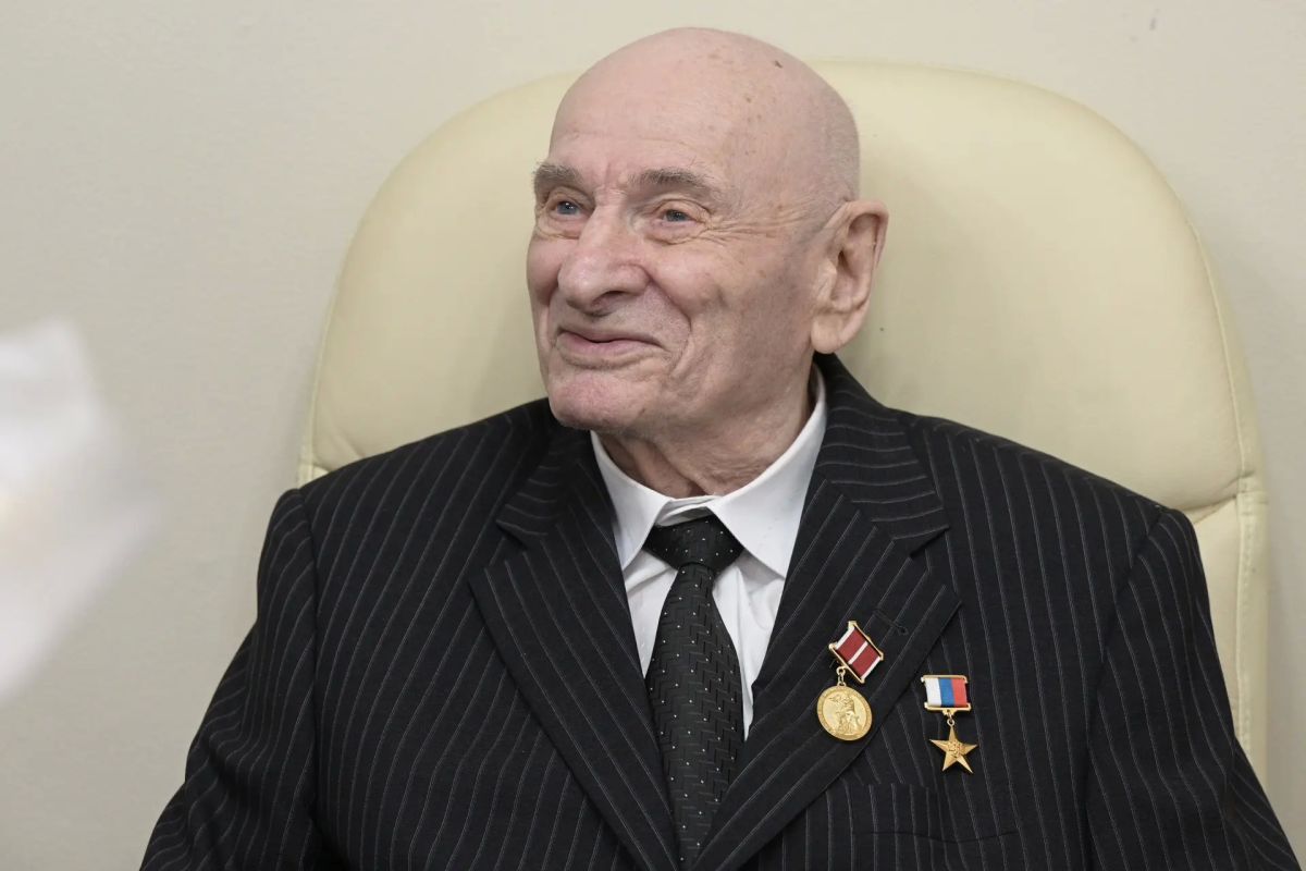 Заместитель председателя Правительства РФ Татьяна Голикова поблагодарила легендарного уральского врача Семена Спектора за вклад в развитие медицины Заместитель председателя Правительства РФ Татьяна Голикова поблагодарила легендарного уральского врача Семена Спектора за вклад в развитие медицины