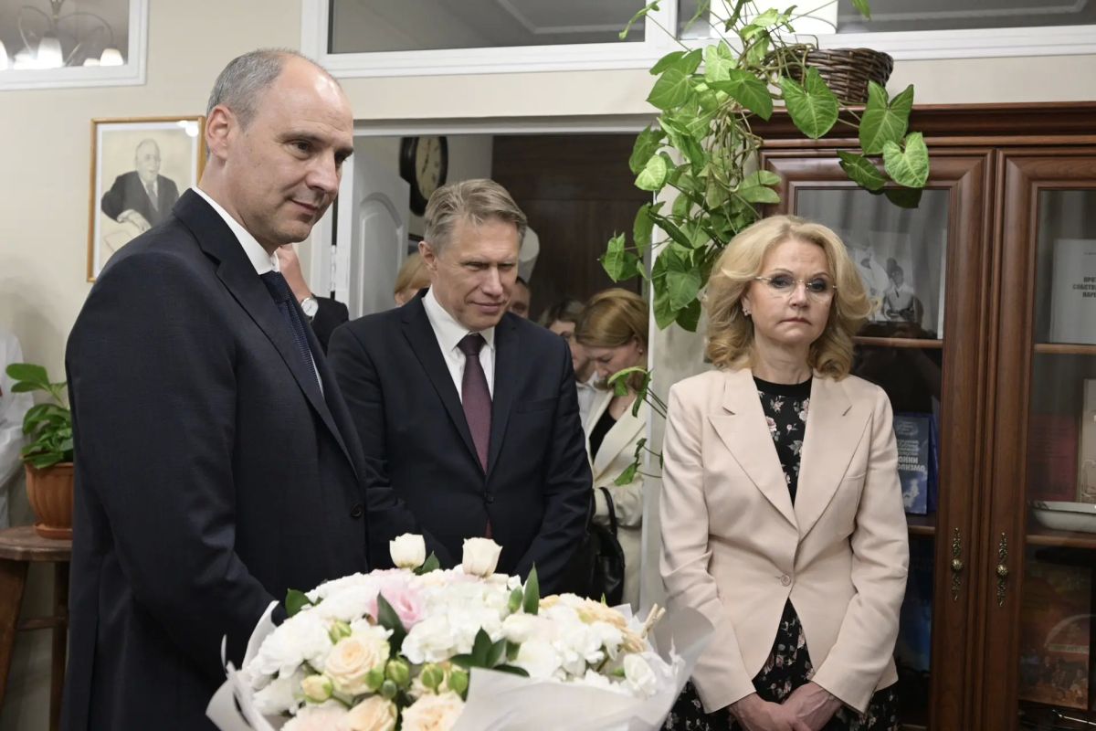 Заместитель председателя Правительства РФ Татьяна Голикова поблагодарила легендарного уральского врача Семена Спектора за вклад в развитие медицины Заместитель председателя Правительства РФ Татьяна Голикова поблагодарила легендарного уральского врача Семена Спектора за вклад в развитие медицины