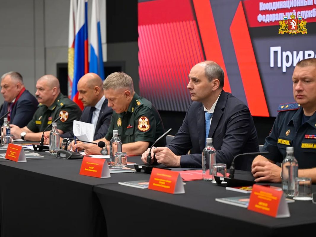 Губернатор Денис Паслер вместе с полпредом Президента РФ в УрФО Артемом Жогой принял участие в координационном совещании под руководством замглавы Росгвардии Анатолия Маликова Губернатор Денис Паслер вместе с полпредом Президента РФ в УрФО Артемом Жогой принял участие в координационном совещании под руководством замглавы Росгвардии Анатолия Маликова