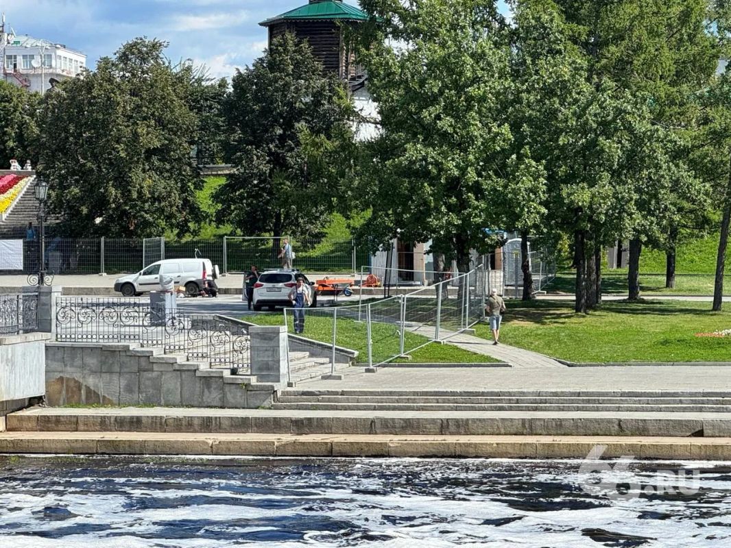 Плотинку в Екатеринбурге закрыли от пешеходов Плотинку в Екатеринбурге закрыли от пешеходов