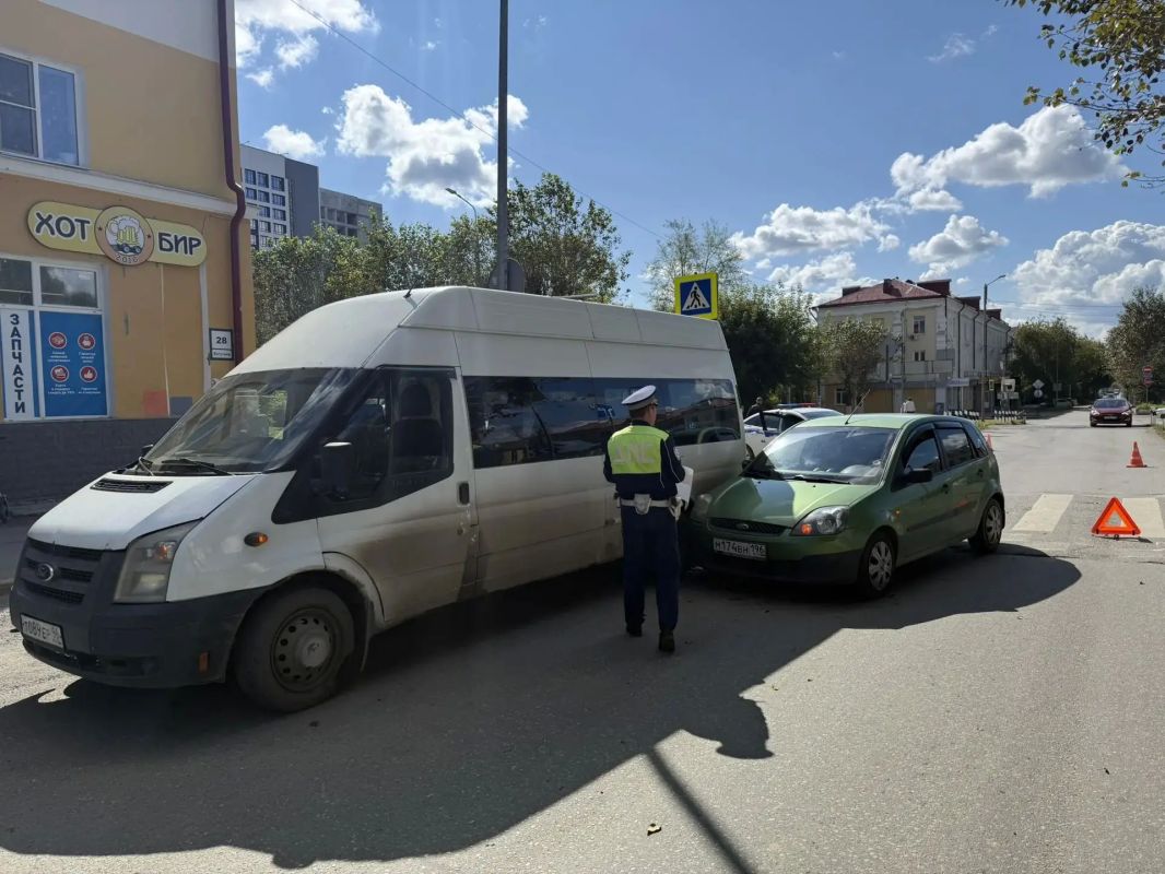 В Первоуральске автоинспекторы работают на месте столкновения пассажирского микроавтобуса и легкового автомобиля