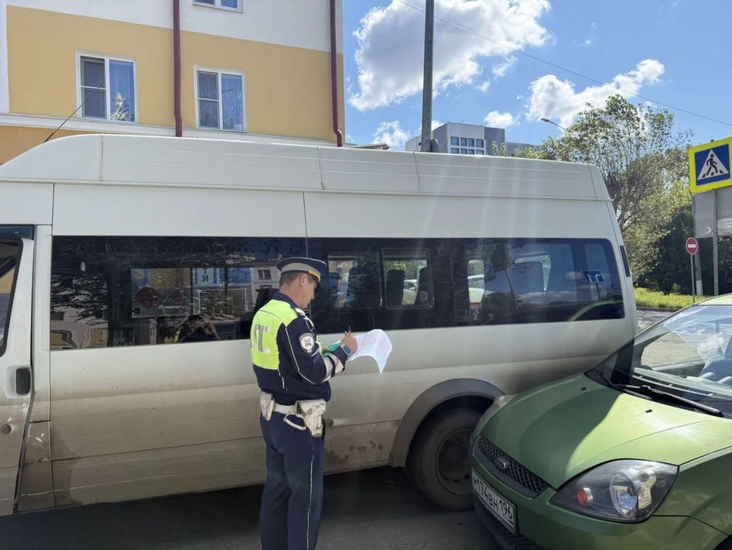 В Первоуральске легковушка врезалась в маршрутку на Ватутина — пострадал ребёнок