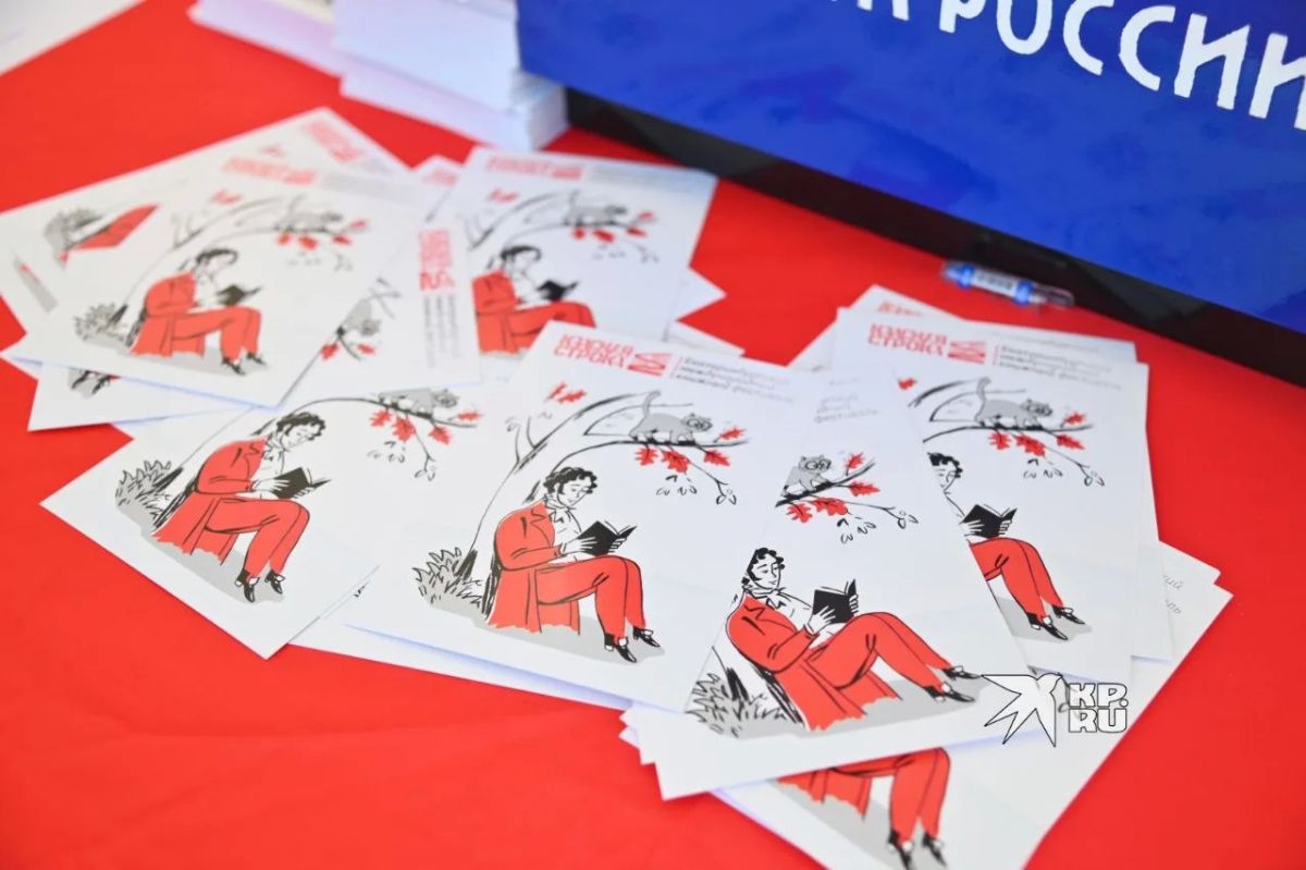 Книжный фестиваль «Красная строка» проходит в Екатеринбурге Книжный фестиваль «Красная строка» проходит в Екатеринбурге