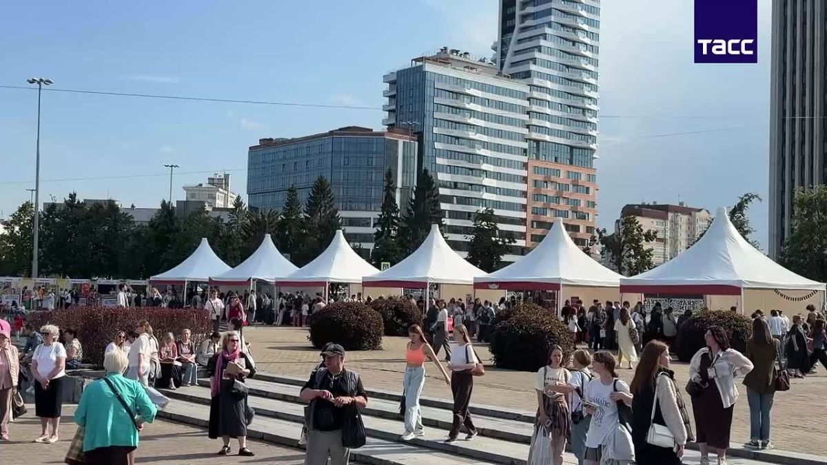 Международный книжный фестиваль "Красная строка" стартовал в Екатеринбурге.