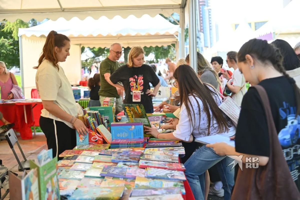 Книжный фестиваль «Красная строка» проходит в Екатеринбурге Книжный фестиваль «Красная строка» проходит в Екатеринбурге