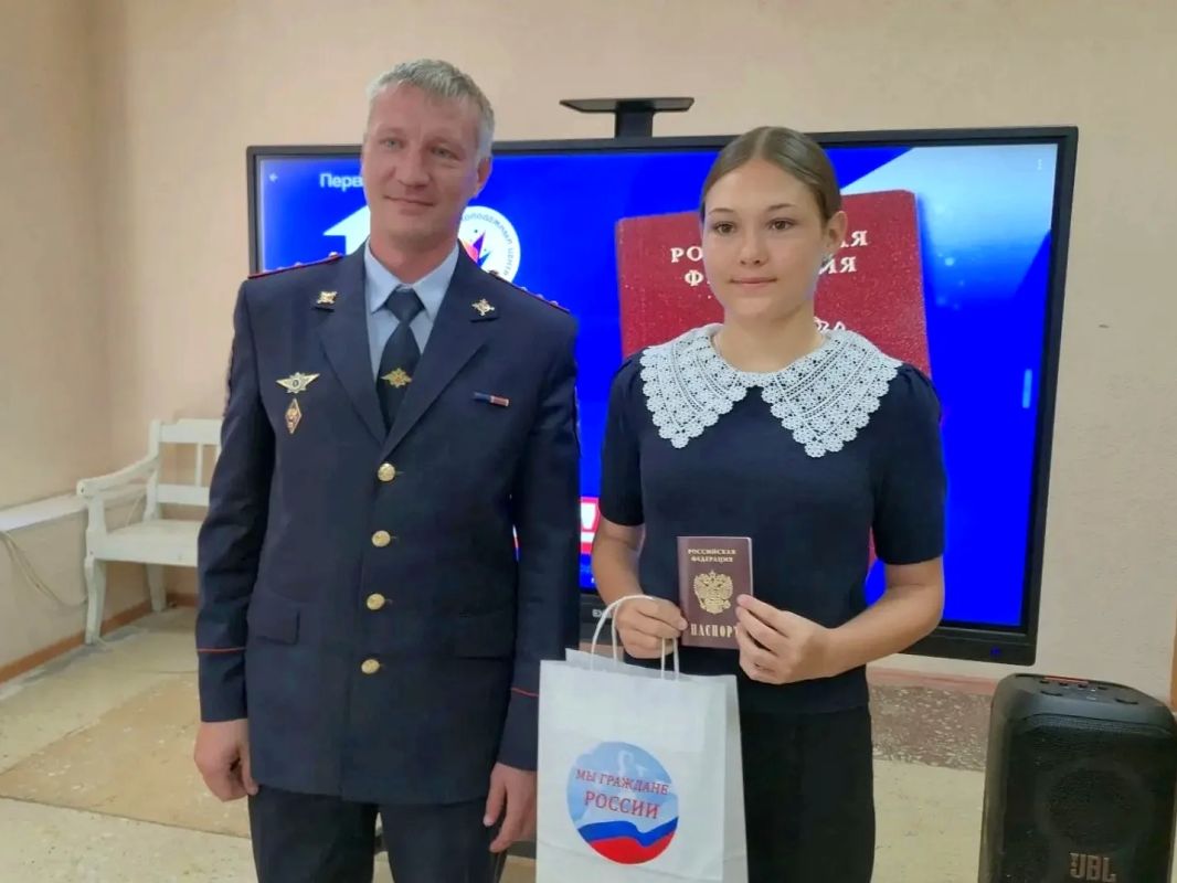 Любовь и уважение: к Дню Государственного флага Российской Федерации Сухоложская ТИК, городской молодёжный центр Сухого Лога и Движение Первых организовали праздничные акции Любовь и уважение: к Дню Государственного флага Российской Федерации Сухоложская ТИК, городской молодёжный центр Сухого Лога и Движение Первых организовали праздничные акции