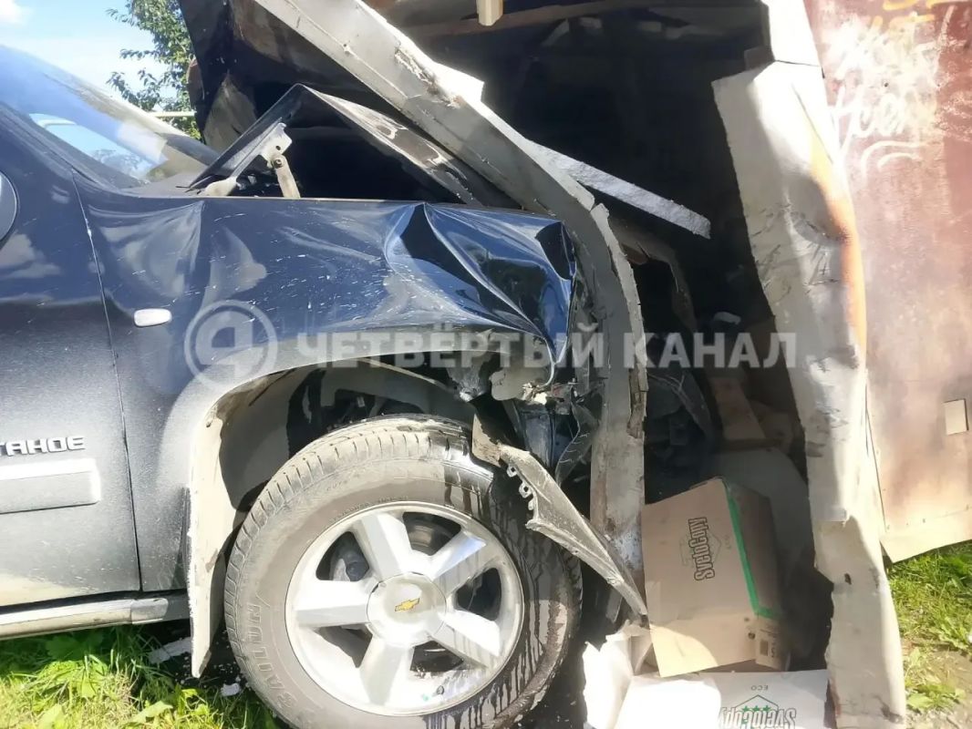 Едва не сбил ребенка и влетел в гараж пьяный водитель в Шабровском Едва не сбил ребенка и влетел в гараж пьяный водитель в Шабровском
