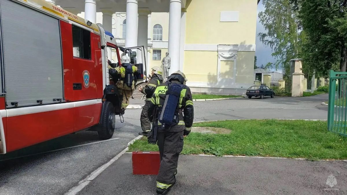 Готовимся к новому учебному году: пожарно-тактические занятия в школах Готовимся к новому учебному году: пожарно-тактические занятия в школах