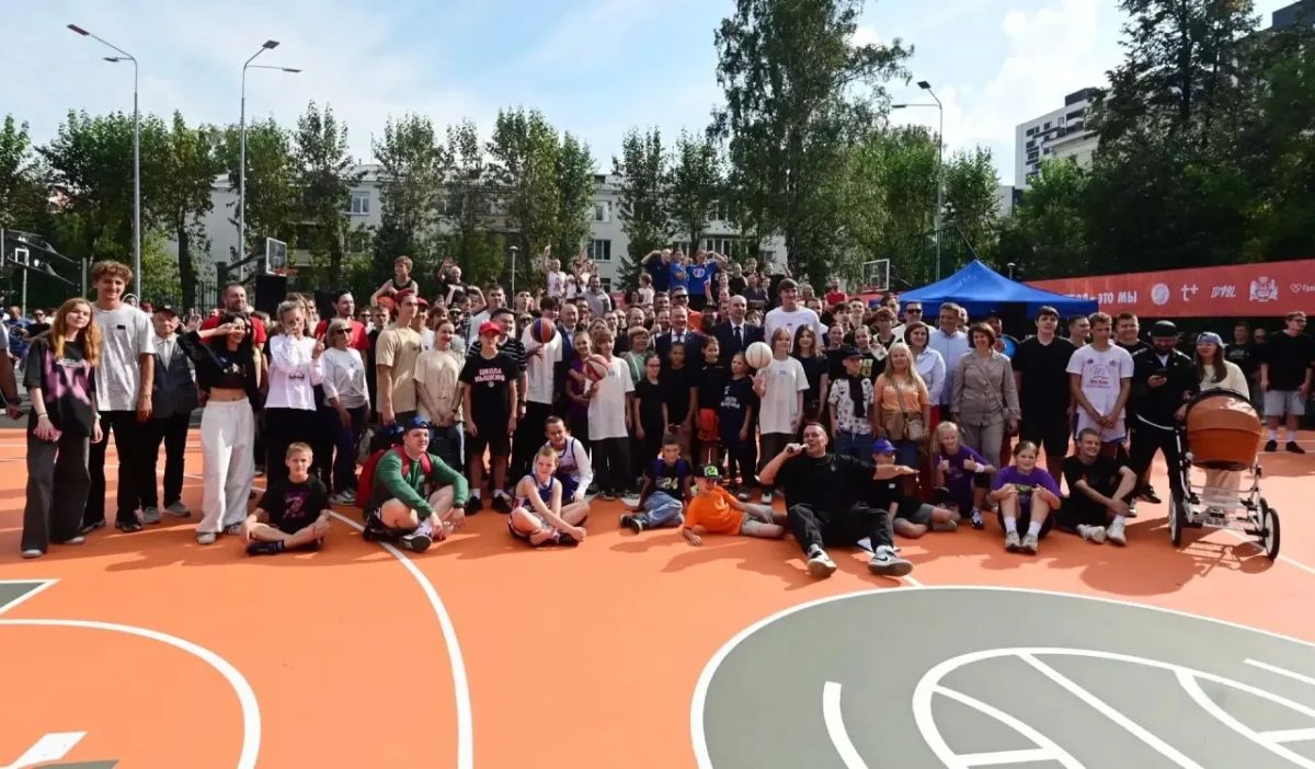 Новую баскетбольную площадку открыли в Екатеринбурге по просьбе 10-летнего спортсмена Новую баскетбольную площадку открыли в Екатеринбурге по просьбе 10-летнего спортсмена
