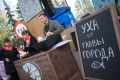 Мэр Кургана Антон Науменко сварил уху и лично кормил горожан