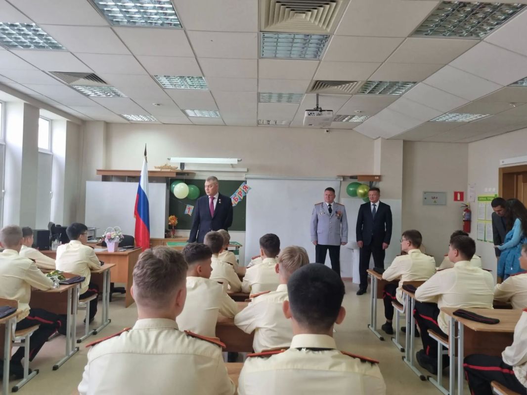 В День знаний руководители Госавтоинспекции Свердловской области лично напомнили школьникам о безопасности на дорогах В День знаний руководители Госавтоинспекции Свердловской области лично напомнили школьникам о безопасности на дорогах