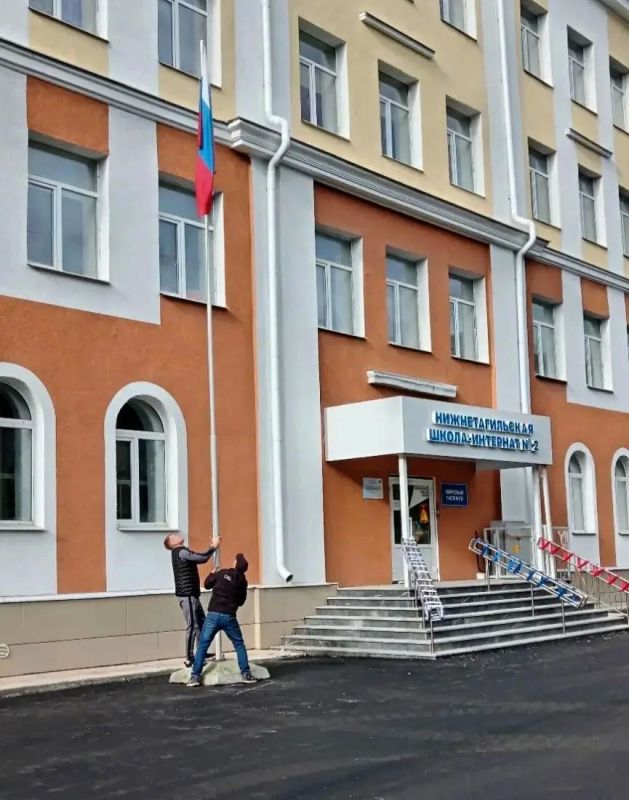 Подарок ко Дню знаний: осужденные УФИЦ ИК-12 всё лето благоустраивали нижнетагильскую школу-интернат Подарок ко Дню знаний: осужденные УФИЦ ИК-12 всё лето благоустраивали нижнетагильскую школу-интернат