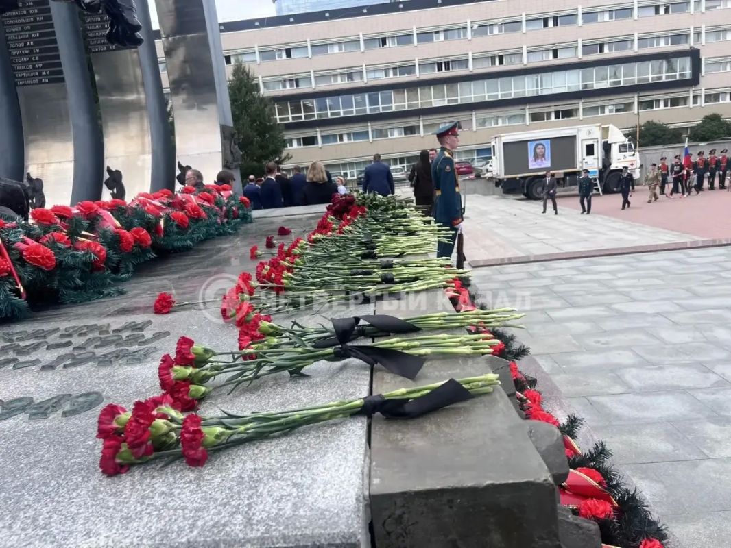 Цветы возложили у мемориала «Чёрный тюльпан» Здесь прошла памятная акция, посвящённая Дню солидарности в борьбе с терроризмом. Участники почтили память жертв терактов, в том числе детей, погибших в Беслане 22 года назад.... Цветы возложили у мемориала «Чёрный тюльпан» Здесь прошла памятная акция, посвящённая Дню солидарности в борьбе с терроризмом. Участники почтили память жертв терактов, в том числе детей, погибших в Беслане 22 года назад....