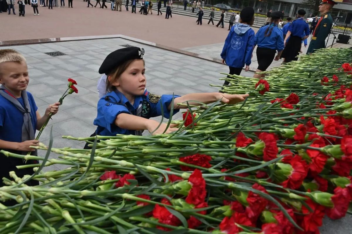 Уральцы почтили память жертв терактов и бойцов, погибших в антитеррористических операциях Уральцы почтили память жертв терактов и бойцов, погибших в антитеррористических операциях