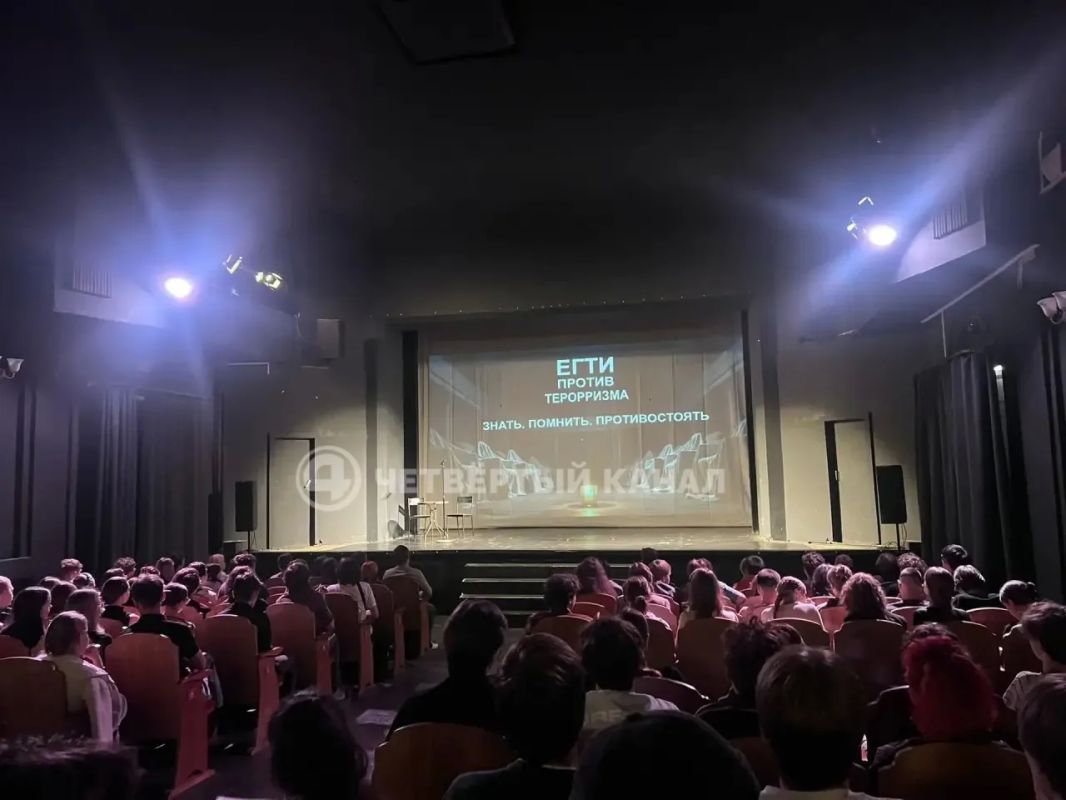 Цветы возложили у мемориала «Чёрный тюльпан» Здесь прошла памятная акция, посвящённая Дню солидарности в борьбе с терроризмом. Участники почтили память жертв терактов, в том числе детей, погибших в Беслане 22 года назад.... Цветы возложили у мемориала «Чёрный тюльпан» Здесь прошла памятная акция, посвящённая Дню солидарности в борьбе с терроризмом. Участники почтили память жертв терактов, в том числе детей, погибших в Беслане 22 года назад....