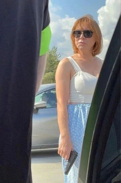 Женщина с пистолетом на заправке Среднеуральска стала мемом