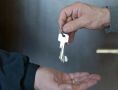 В Ревде после вмешательства прокуратуры 72-летнему пенсионеру, ранее проживавшему в аварийном доме, предоставлена благоустроенная квартира