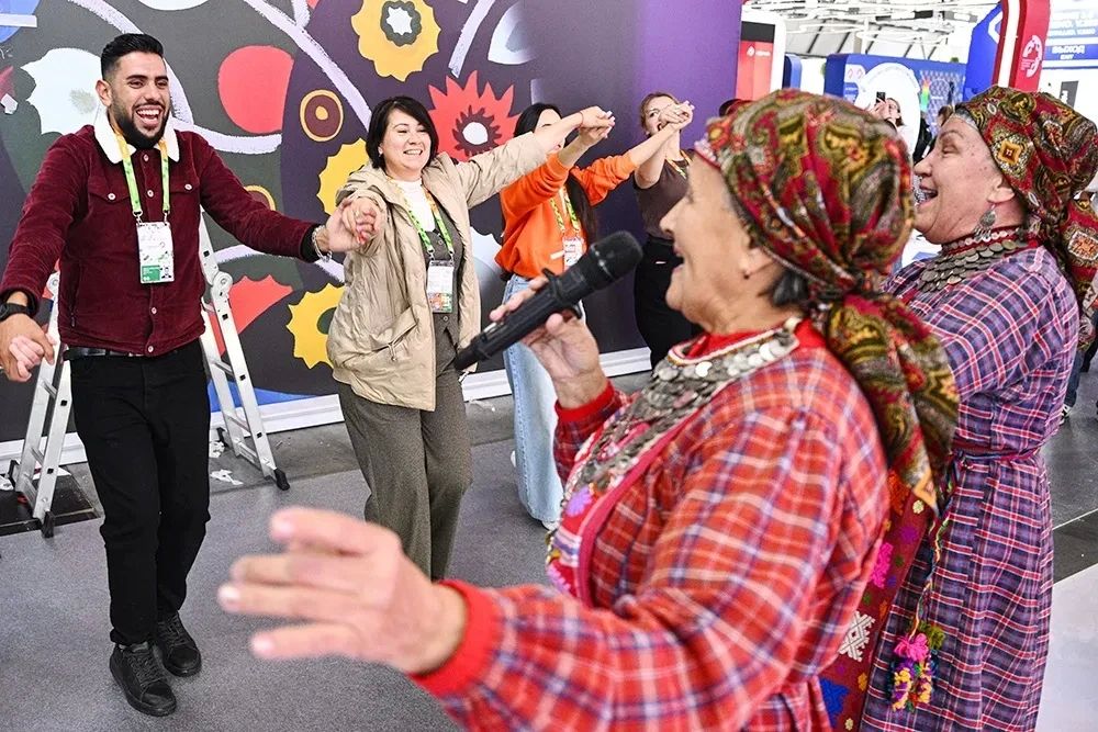 На Урале участников молодежного фестиваля с днем рождения поздравили «Бурановские бабушки»