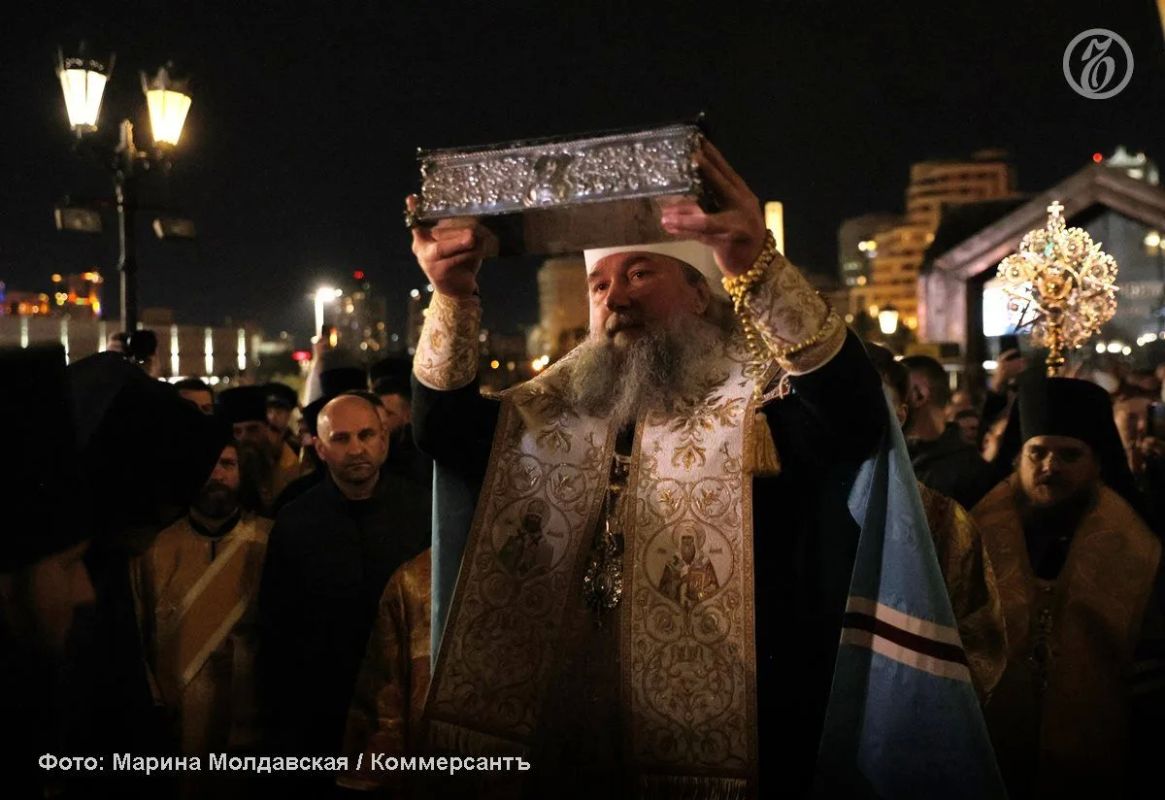 Ночью 11 сентября служители Храма-на-крови в Екатеринбурге приняли десницу Спиридона Тимифунтского с греческого острова Корфу