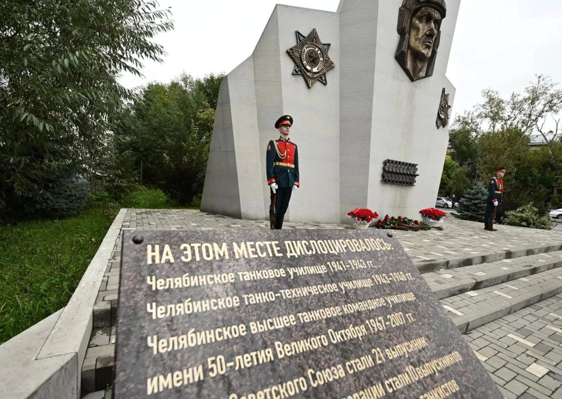 В возрожденном Челябинском высшем танковом командном училище (ЧВКТУ) приняли присягу первые курсанты В возрожденном Челябинском высшем танковом командном училище (ЧВКТУ) приняли присягу первые курсанты