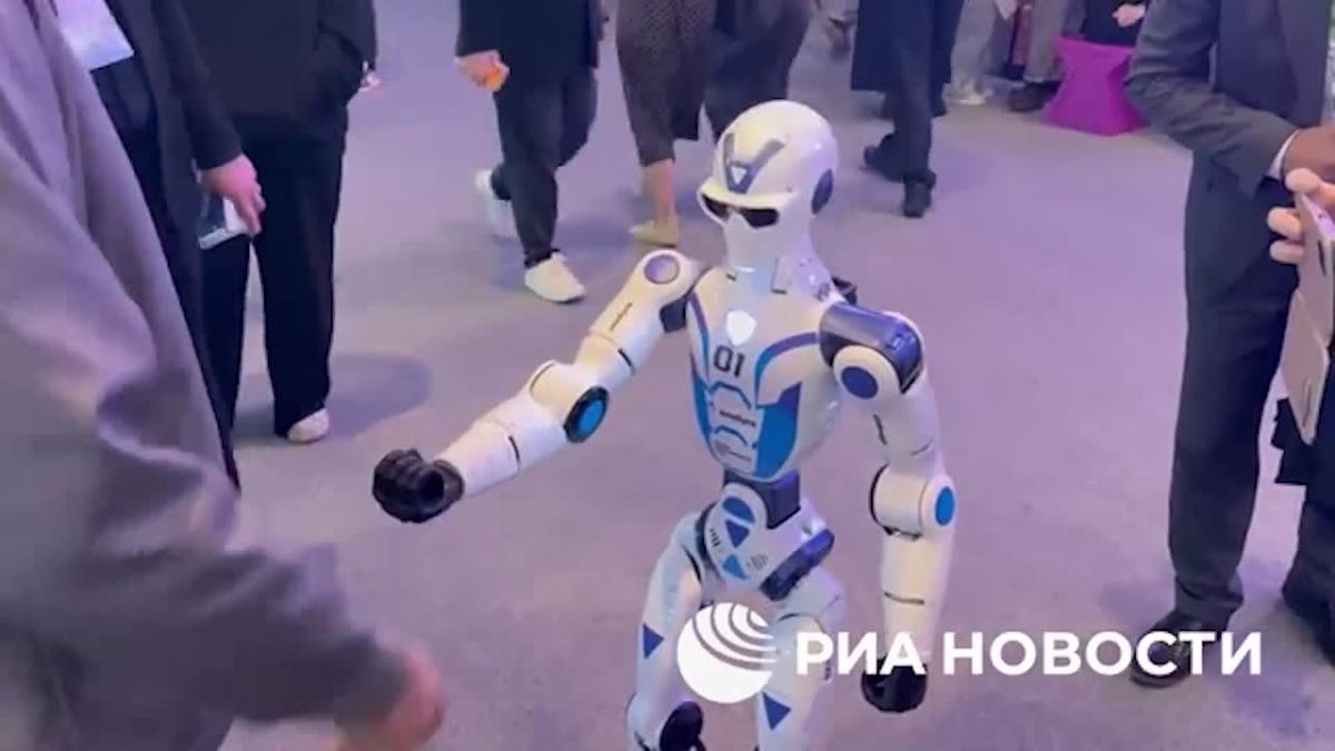 Робот в шутку побоксировал с посетителем Международного фестиваля молодежи в Екатеринбурге