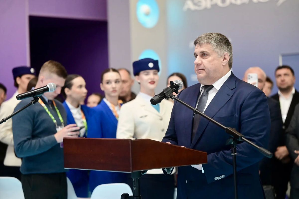 Министр транспорта РФ Андрей Никитин вместе с губернатором Свердловской области Денисом Паслером и руководителем Федерального дорожного агентства Романом Новиковым дал старт работе первых на Среднем Урале дорожных классов Министр транспорта РФ Андрей Никитин вместе с губернатором Свердловской области Денисом Паслером и руководителем Федерального дорожного агентства Романом Новиковым дал старт работе первых на Среднем Урале дорожных классов
