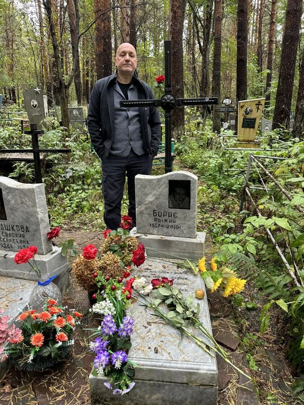 Захар Прилепин: Доехал.. 600 метров от входа. Даже с указателями - еле нашли Захар Прилепин: Доехал.. 600 метров от входа. Даже с указателями - еле нашли